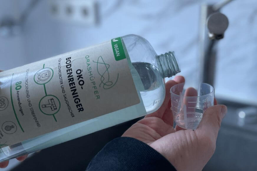 Grashüpfer Öko-Bodenreiniger Konzentrat Flasche tropischer Duft Nahaufnahme
